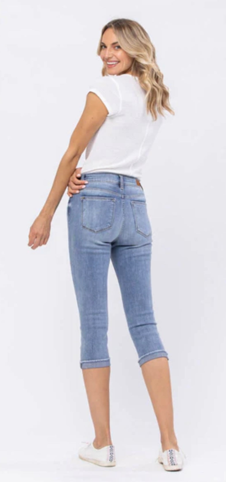 Mid-Rise Distressed Capri