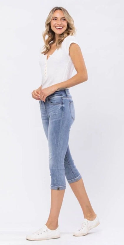 Mid-Rise Distressed Capri